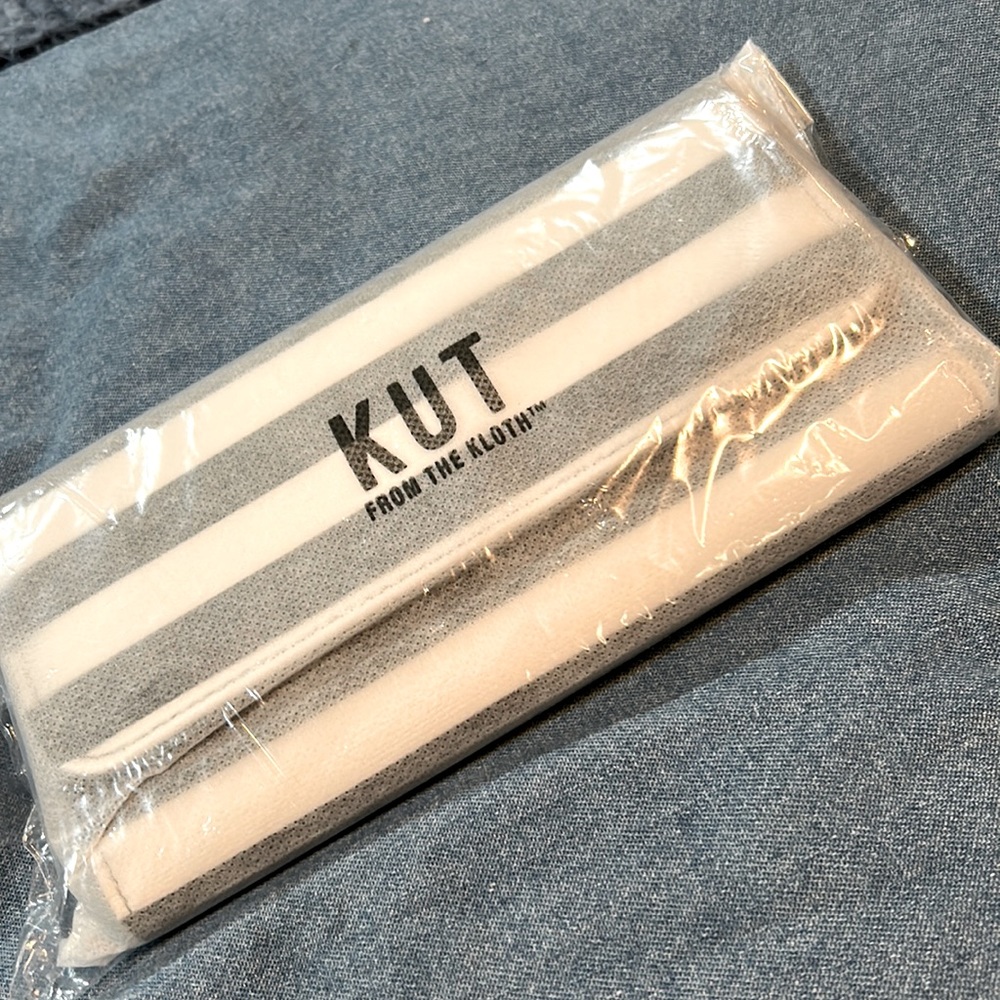 Kut From the Kloth Black and White wallet